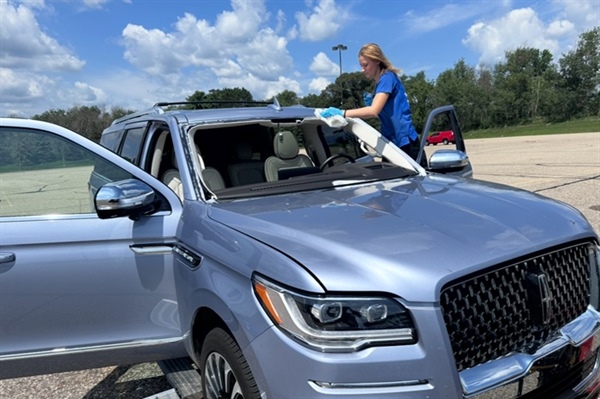 How Does Mobile Auto Glass Repair Save Time and Cost for Drivers?