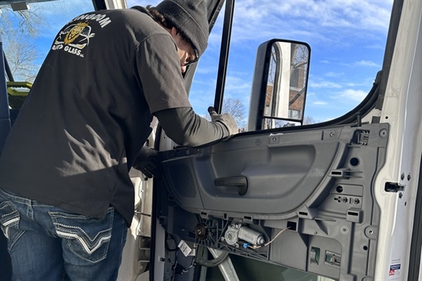 What Makes Mobile Windshield Repair Ideal for Fleet and Commercial Vehicles?